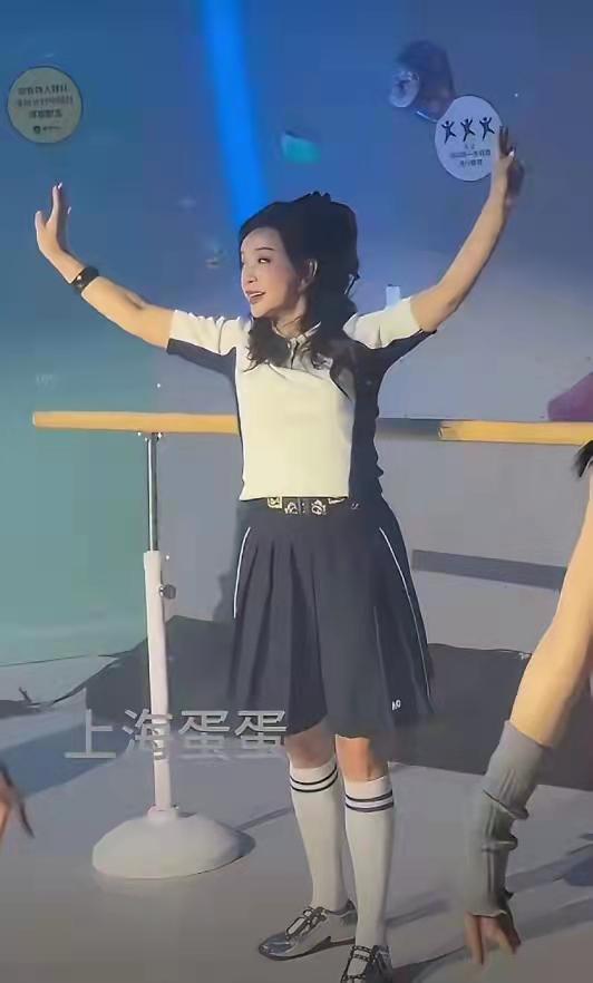 看到75岁刘晓庆的状态，决定向她学习！4月1号时75岁刘晓庆线下活动时穿着小腿