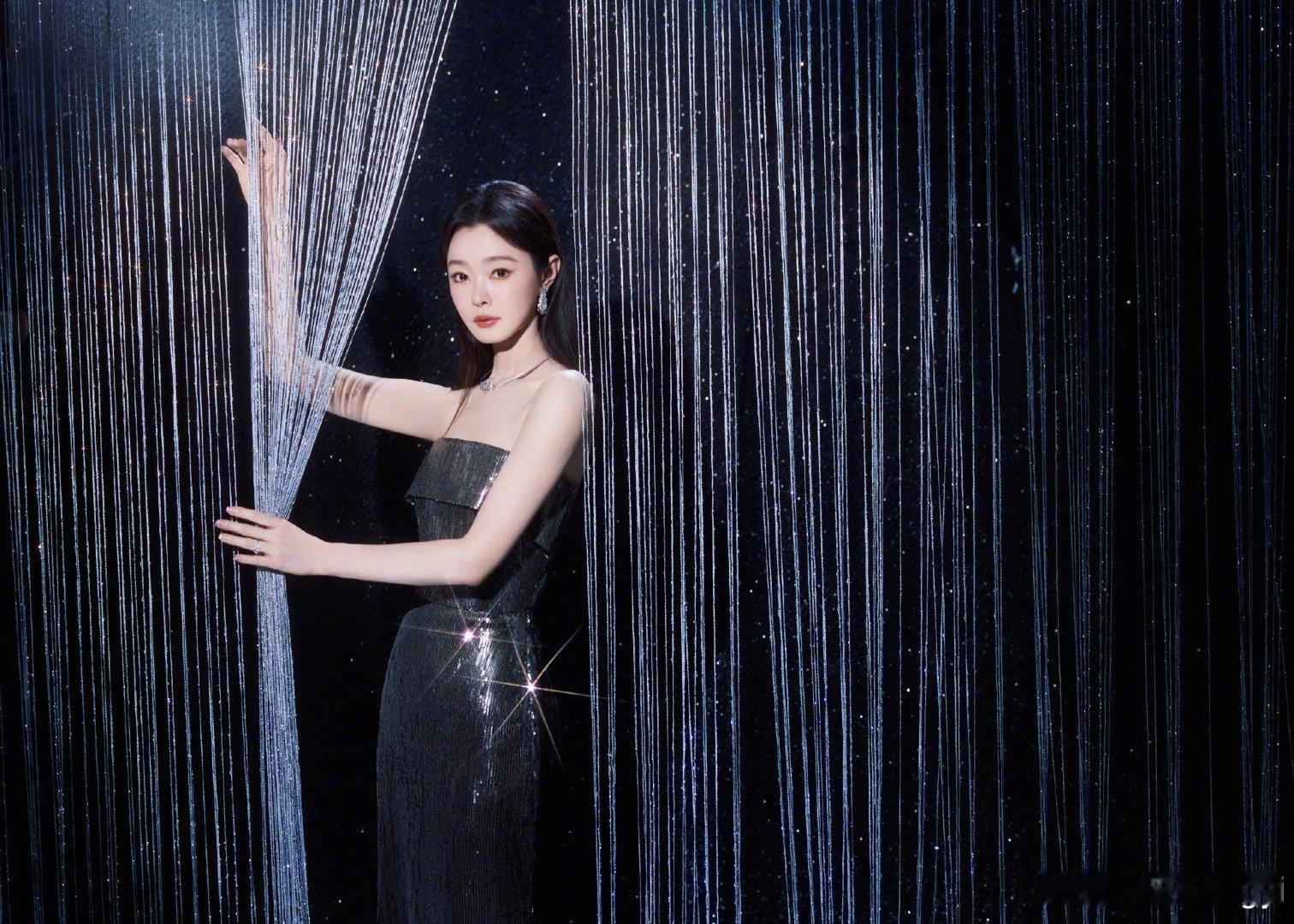 不知道宋轶的身材很曼妙宋轶这身打扮太适合她了！闪闪发光的拖地长裙将她的曼妙曲