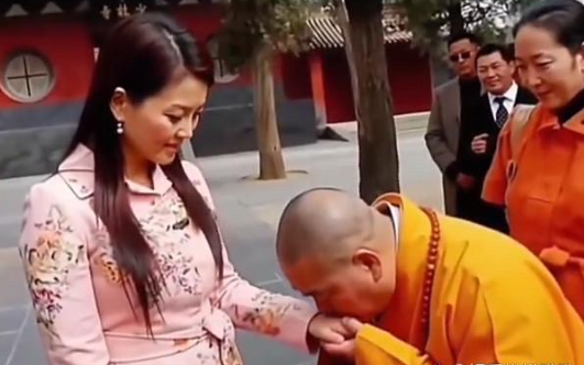 释永信亲吻李湘画面曝光！早期和多名女性互动露出端倪！回看早期他瞅美女那眼神就很诡