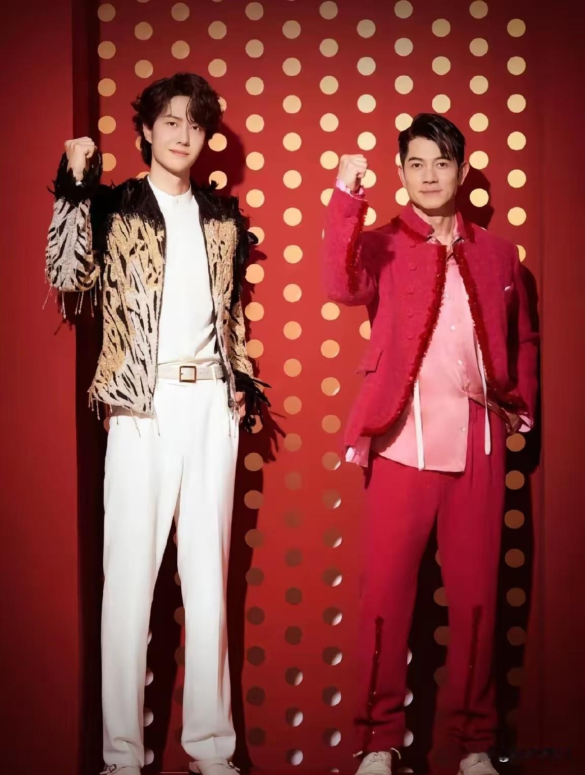 春晚后台，工作人员可能备好了氧气瓶，结果郭富城跳完一曲《对你爱不完》，气定神