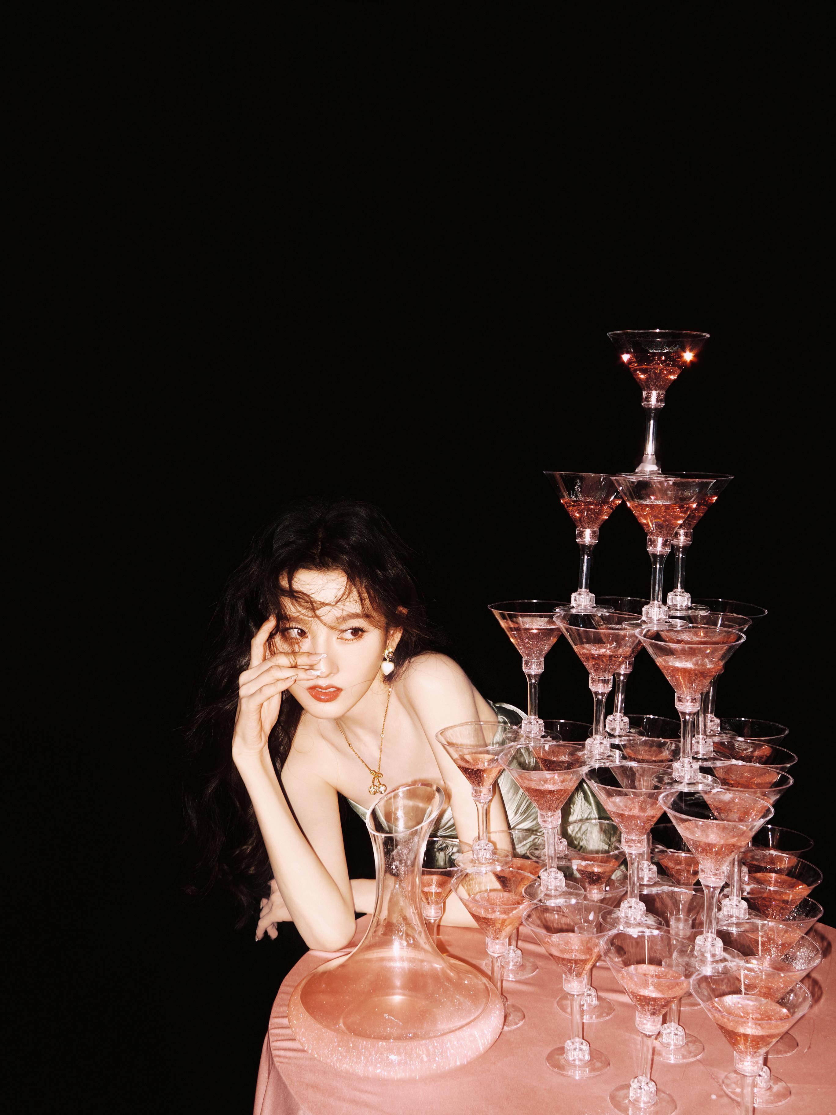 宋祖儿今日出席华伦天奴品牌活动造型图集，身着Velentino2026春夏系列