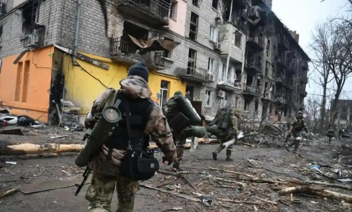 普京既然敢叫全世界记者去前线围观，说明红军城已经在俄军的掌控之中，乌军守是应该守