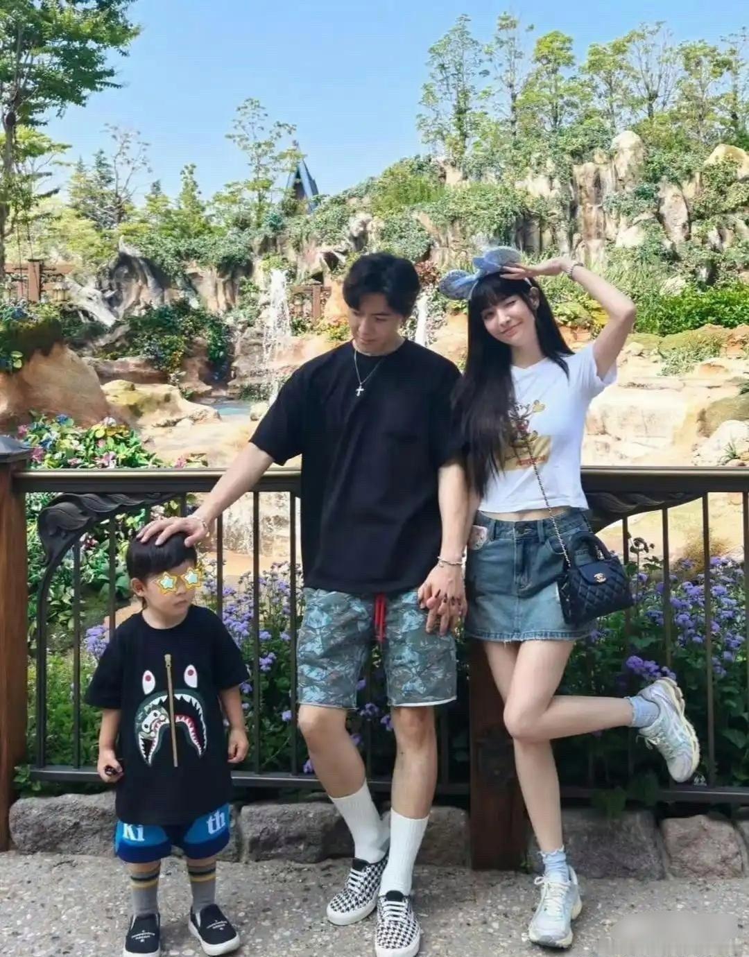 45岁唐禹哲带着老婆儿子游玩迪士尼，一家三口颜值超高，画面太温馨养颜了。​​​