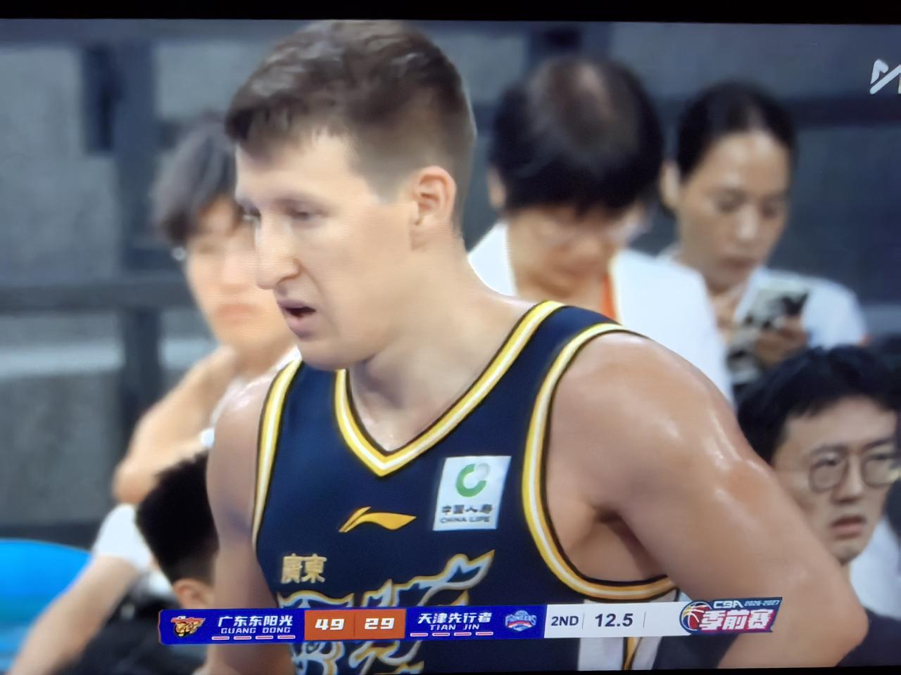 广东宏远队的独苗中锋终于发挥了！博日奇终于投进3分了！球队这下容易多了！半