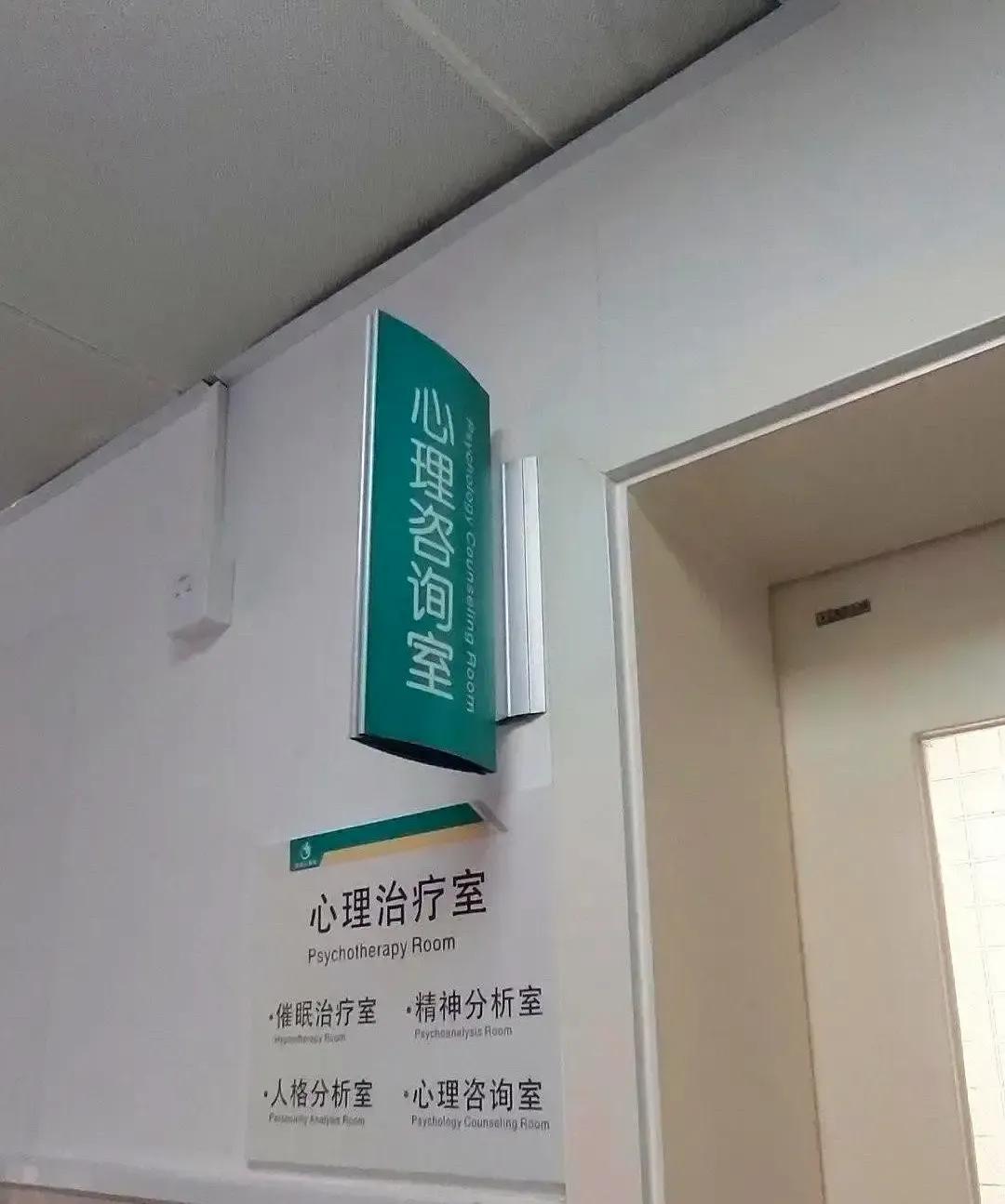 女儿陪七十岁的妈妈看病，医生刚问两句，她忽然想起姥爷当年也这样，几十年把姥姥盯得