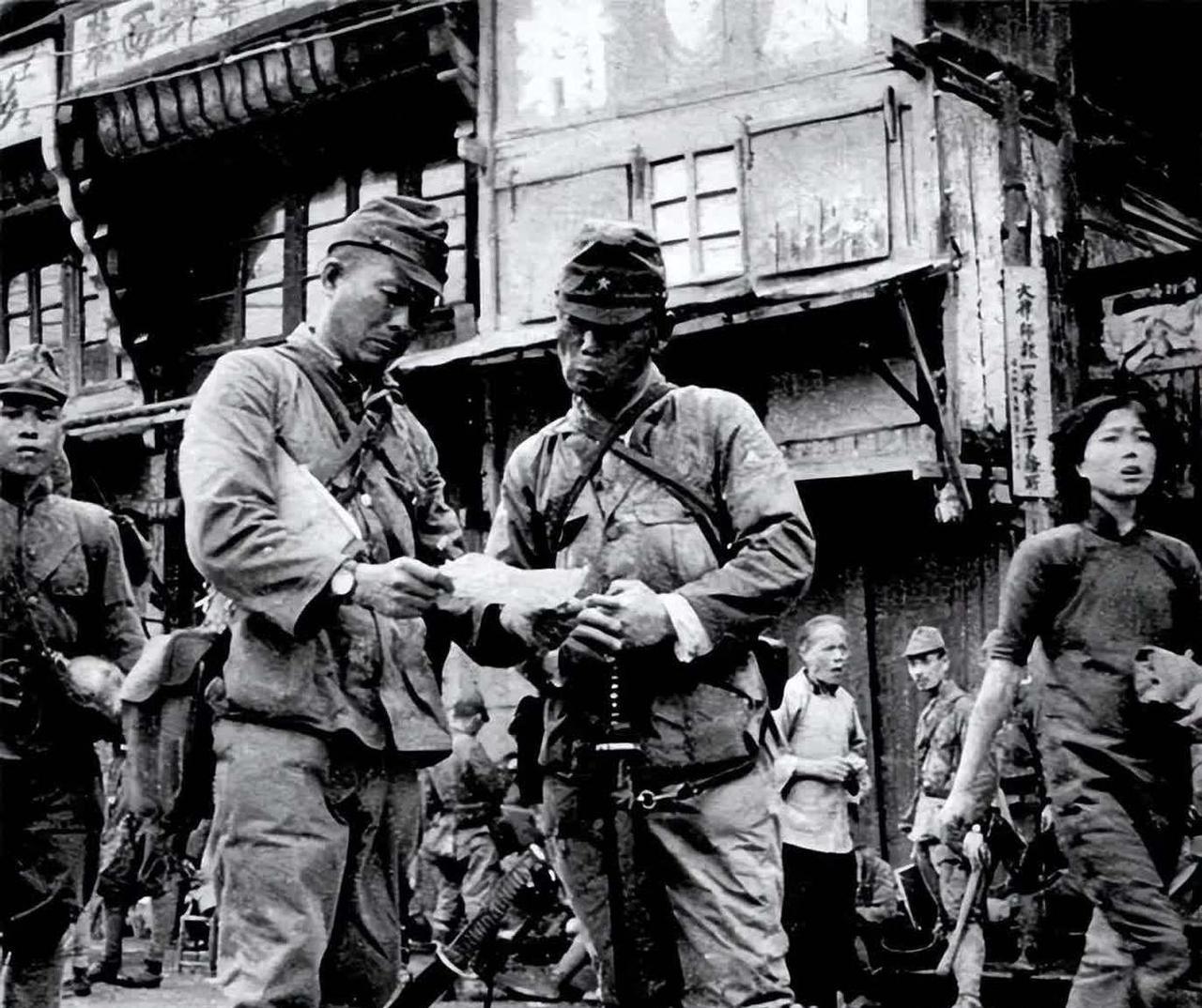 抗战初期南京沦陷后，一名日军士兵参与押送3000名被俘中国警察赴长江边处决。他