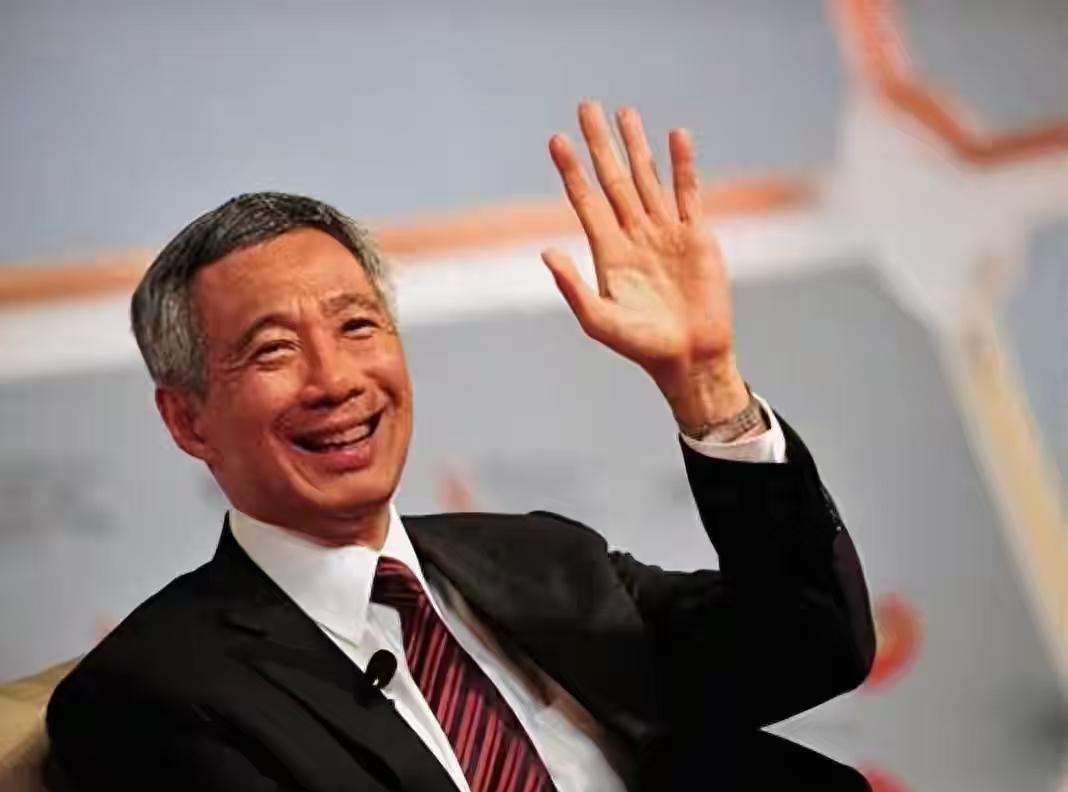 李显龙坐经济舱来广西，新加坡这是在“补课”？前总理坐普通航班出访，这事儿挺少