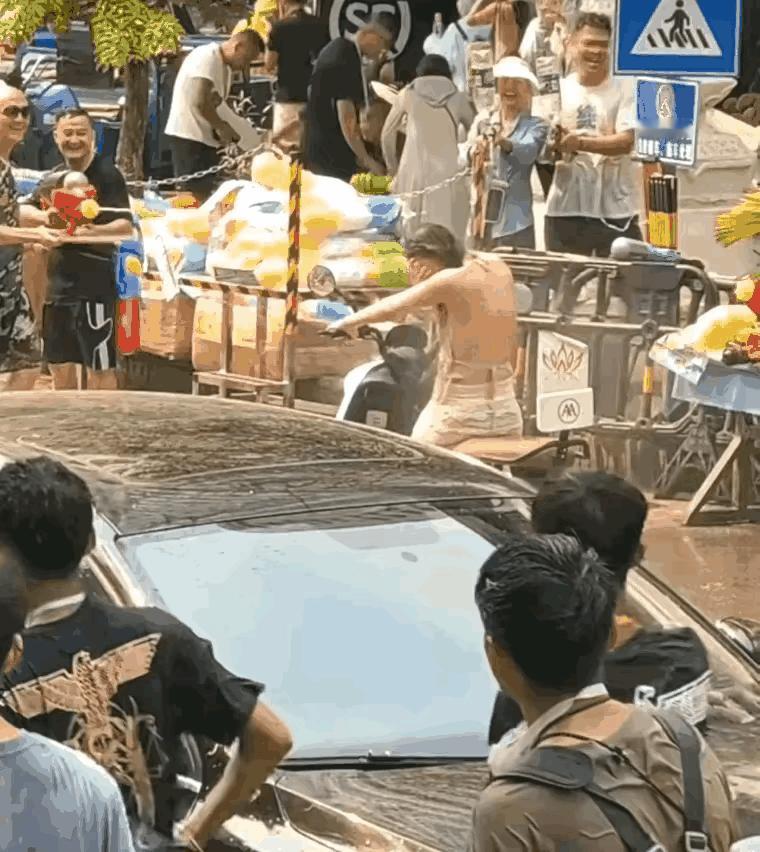 泼水节也应该有个度吧，有些行为有关部门是否应该节制一下？[？？？]