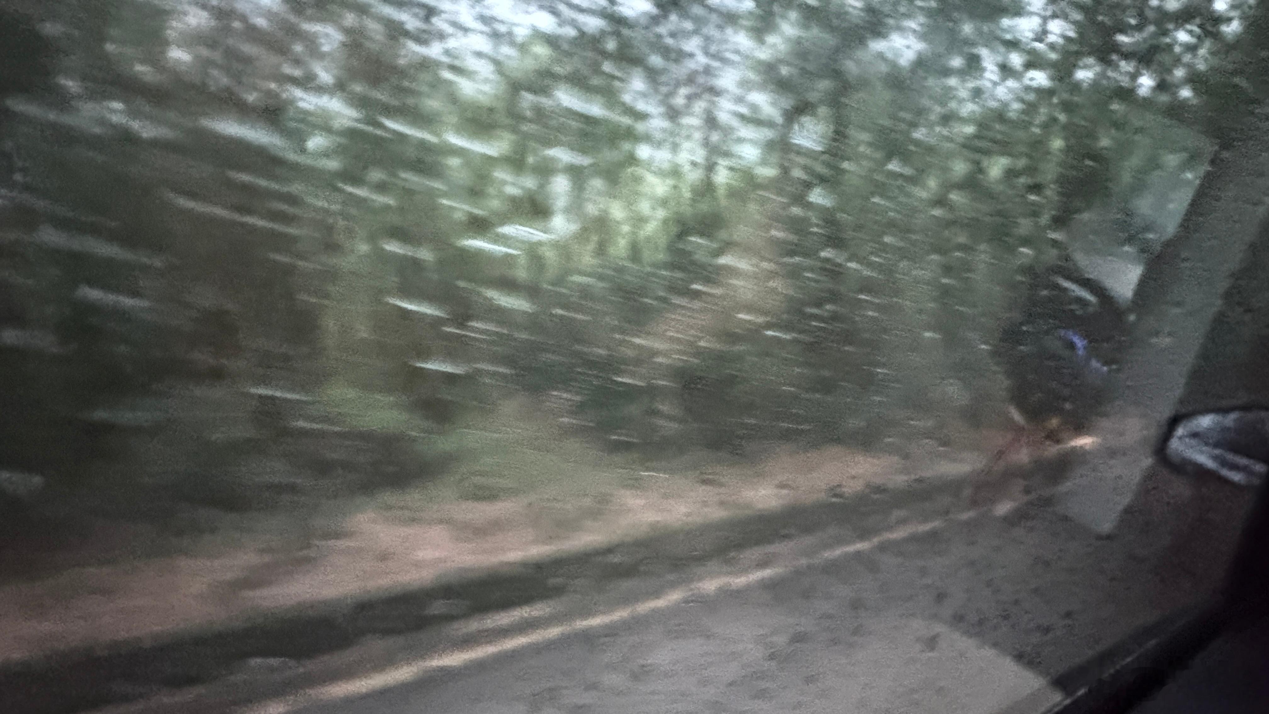 大雨滂沱，中冠联赛英德赛区正在进行的比赛被迫暂停，不知道广东晨星创尔特一会的比