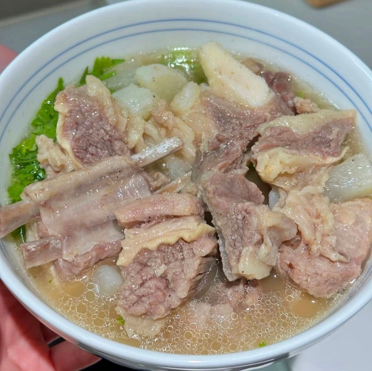 初秋晚上，喝羊汤啃羊肉，补补身体。​​​