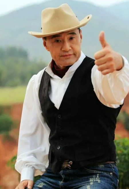 2003年，于荣光的父亲被查出恶性肿瘤晚期，医生说还能活6个月，他不顾劝阻，回家