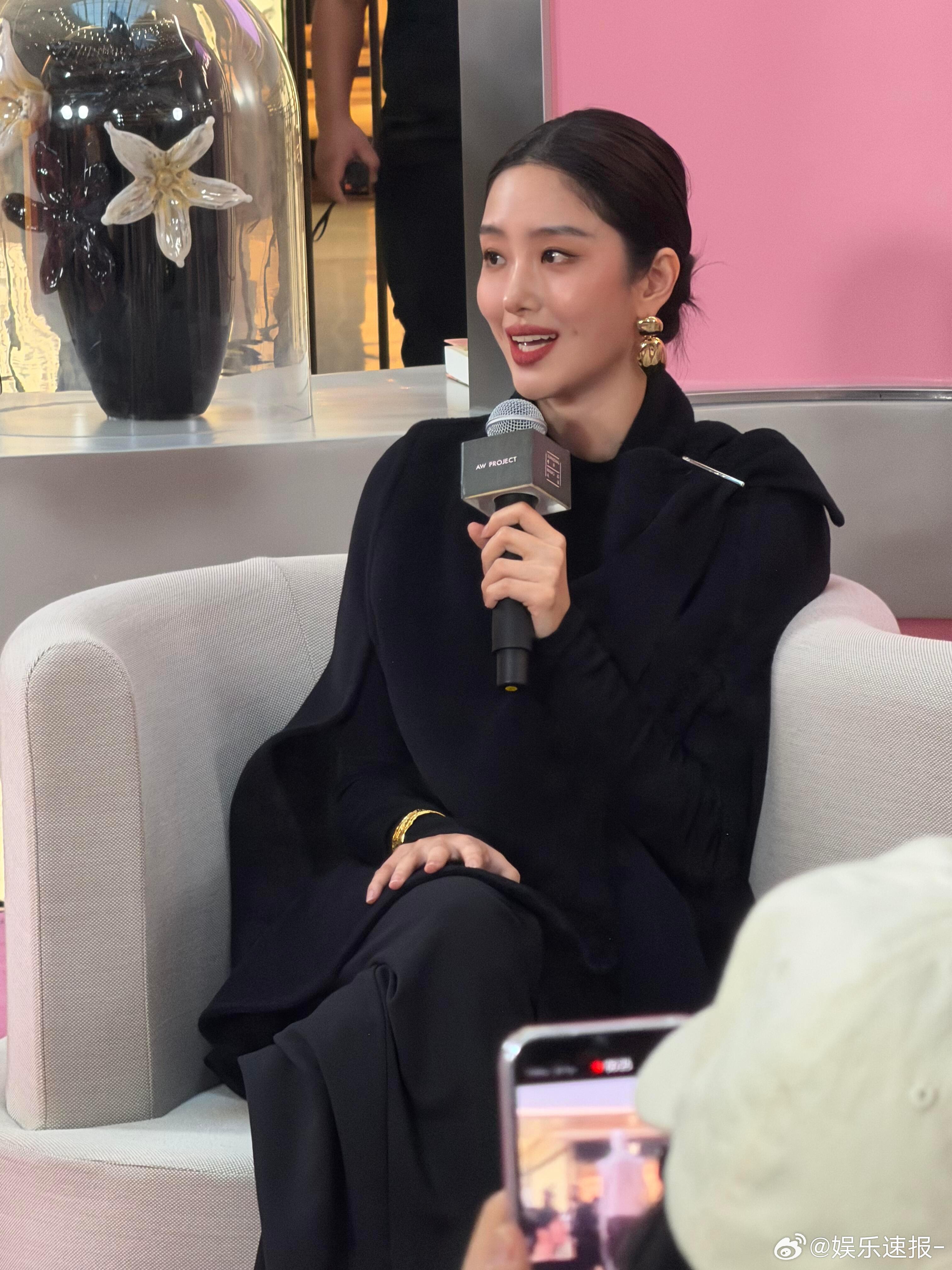 近距离感受杨采钰的美拉近镜头才发现她的美感藏在细节里。流畅的面部线条，松弛不紧绷