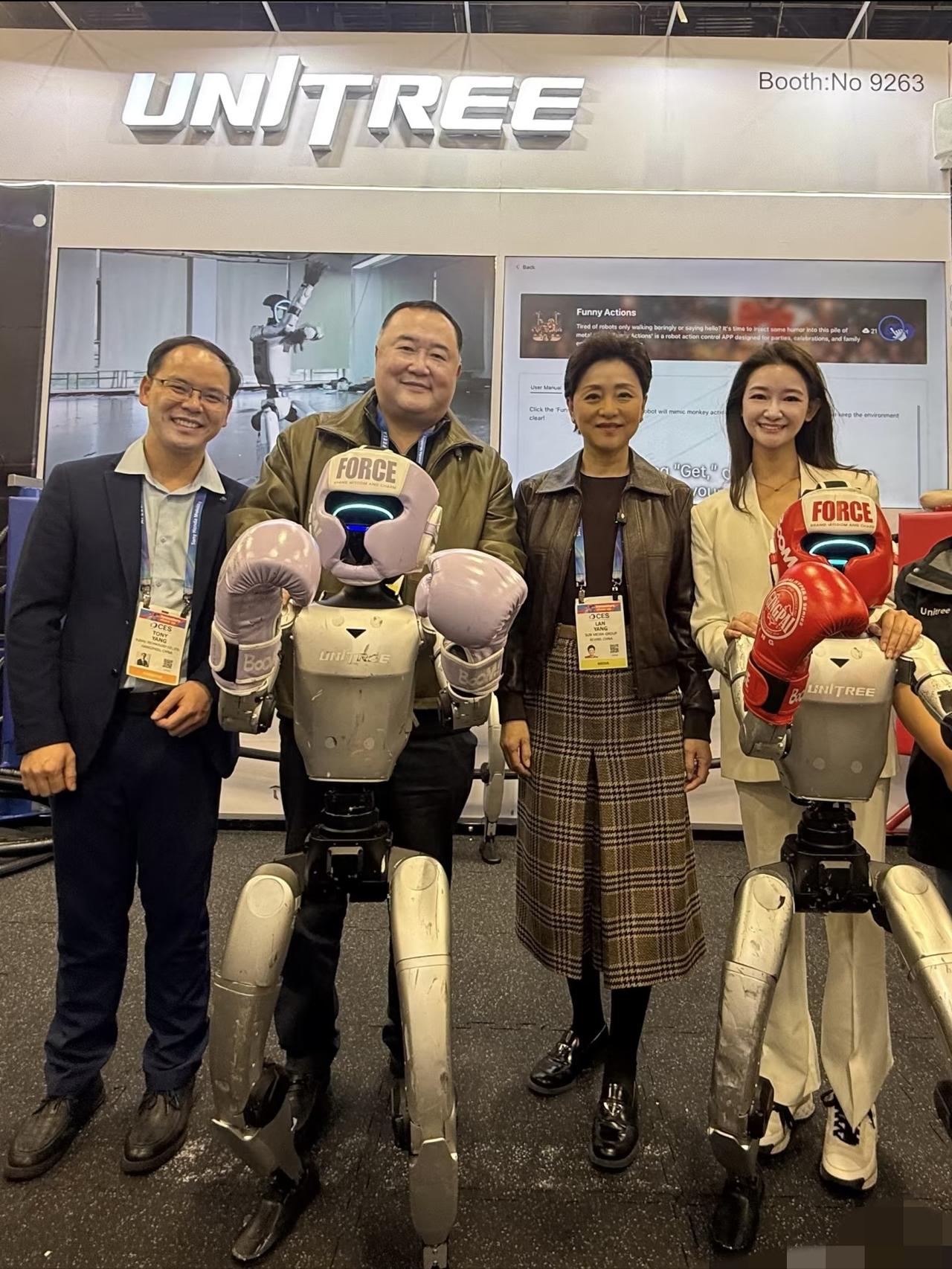 知名主持人杨澜，罕见携夫现身美国拉斯维加斯！身价超百亿的二婚老公吴征，两鬓斑白老