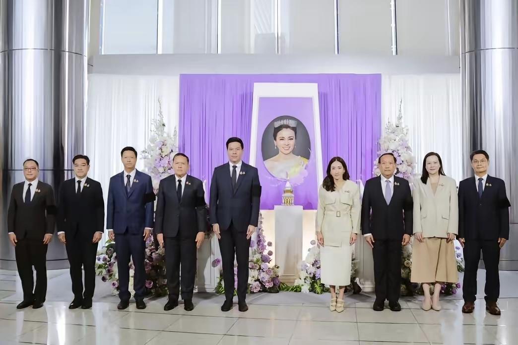 苏提达王后48岁诞辰之际，泰王拉玛十世特赦天下，前总理他信终获全免余刑，电子脚镣