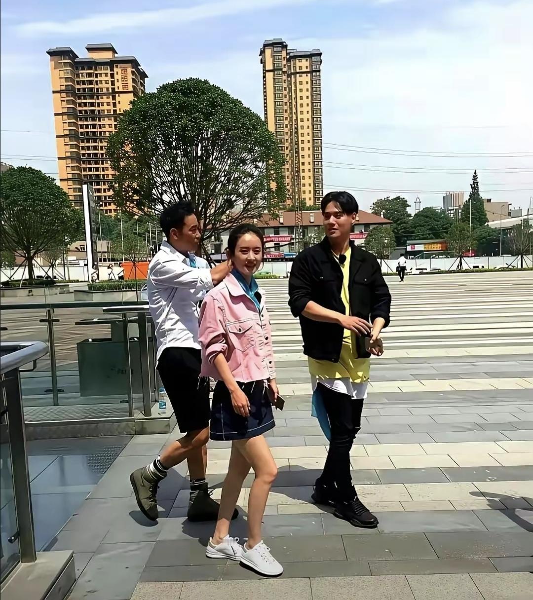 她素颜、瘦小、皮肤有点黑，却总让人一眼记住。那天在后台远远看到她，没化妆，穿件灰