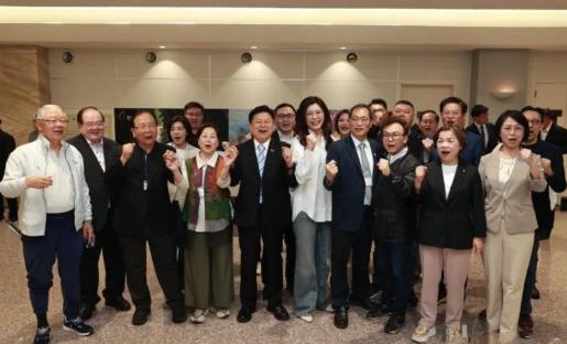 一次普通返台引发巨大政治震动：郑丽文现身桃园机场，岛内对立情绪全面升温麻烦看