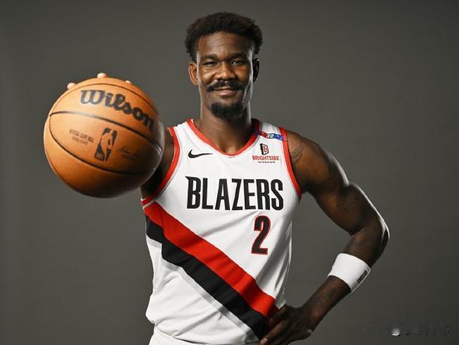 艾顿估计是要走了，雷迪克这边连用人都不会。在12月11日比赛中，湖人119