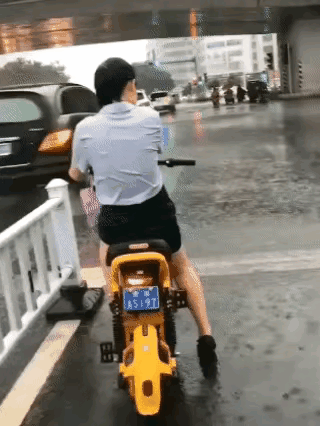 她为什么不打伞，也不披个雨衣？