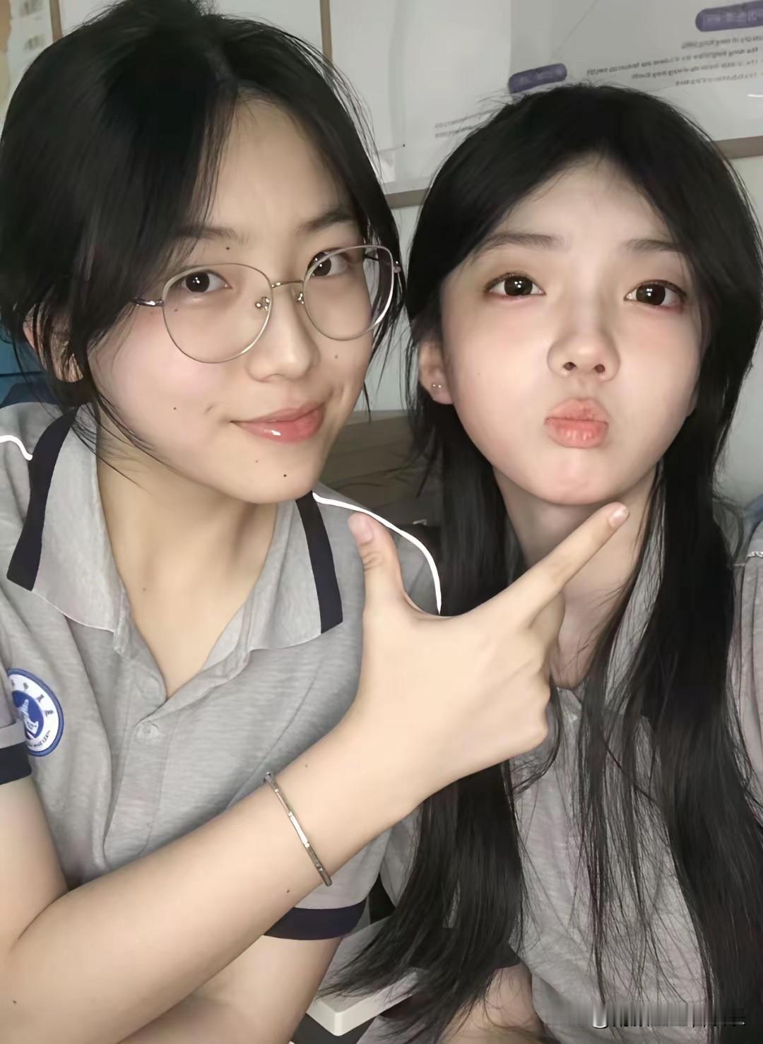 事实证明，不戴眼镜比戴眼镜好看，不接受反驳！