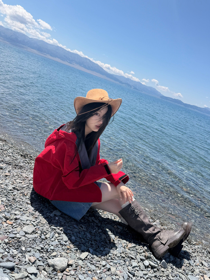 佳欣最新赛里木湖美图这腿上是穿了肉丝么？更爱了