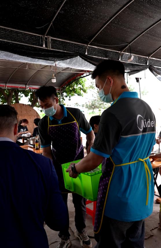 被老莫圈粉，本来怕热不敢去，结果有人连夜安了空调最近刷到莫氏鸡煲，感觉老莫这个