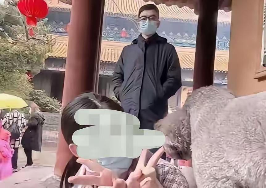 朱女士丈夫的珠胎暗结，结在医院里的。他和小三的算盘珠子都崩了一网络。在朱女士没