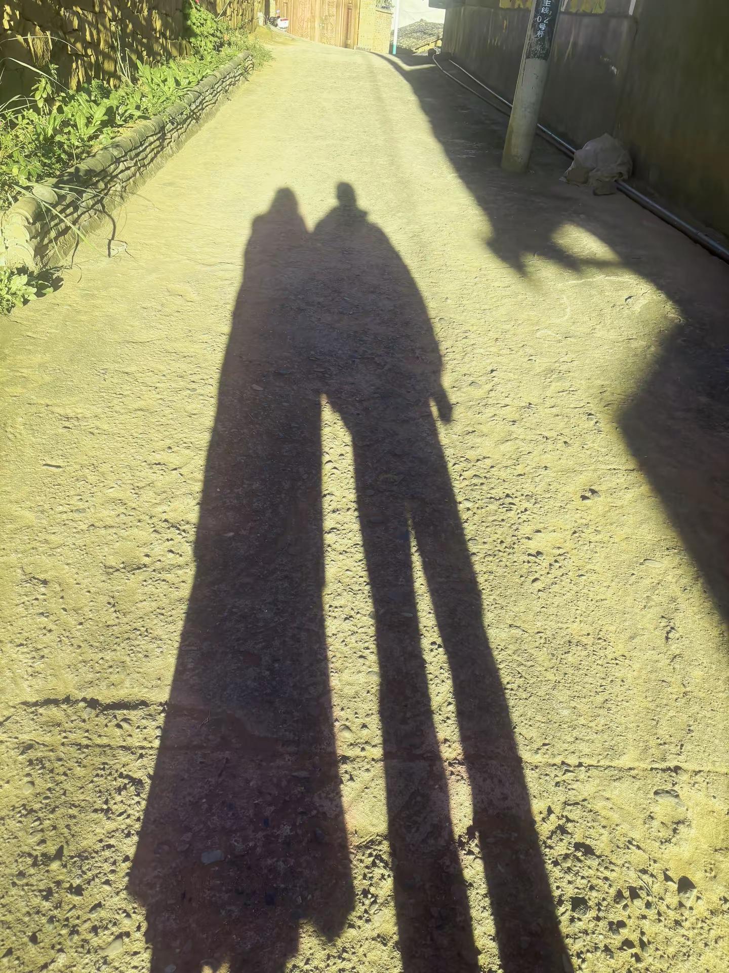 两口子就是同甘共苦，坎坎坷坷在一起，大起大落不放手，贫寒之时彼此陪伴...