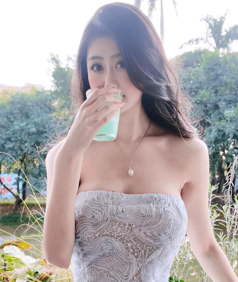 男人和女人之间要是没有点意思，是不会每天都会聊天的，哪有那么多纯友谊，天