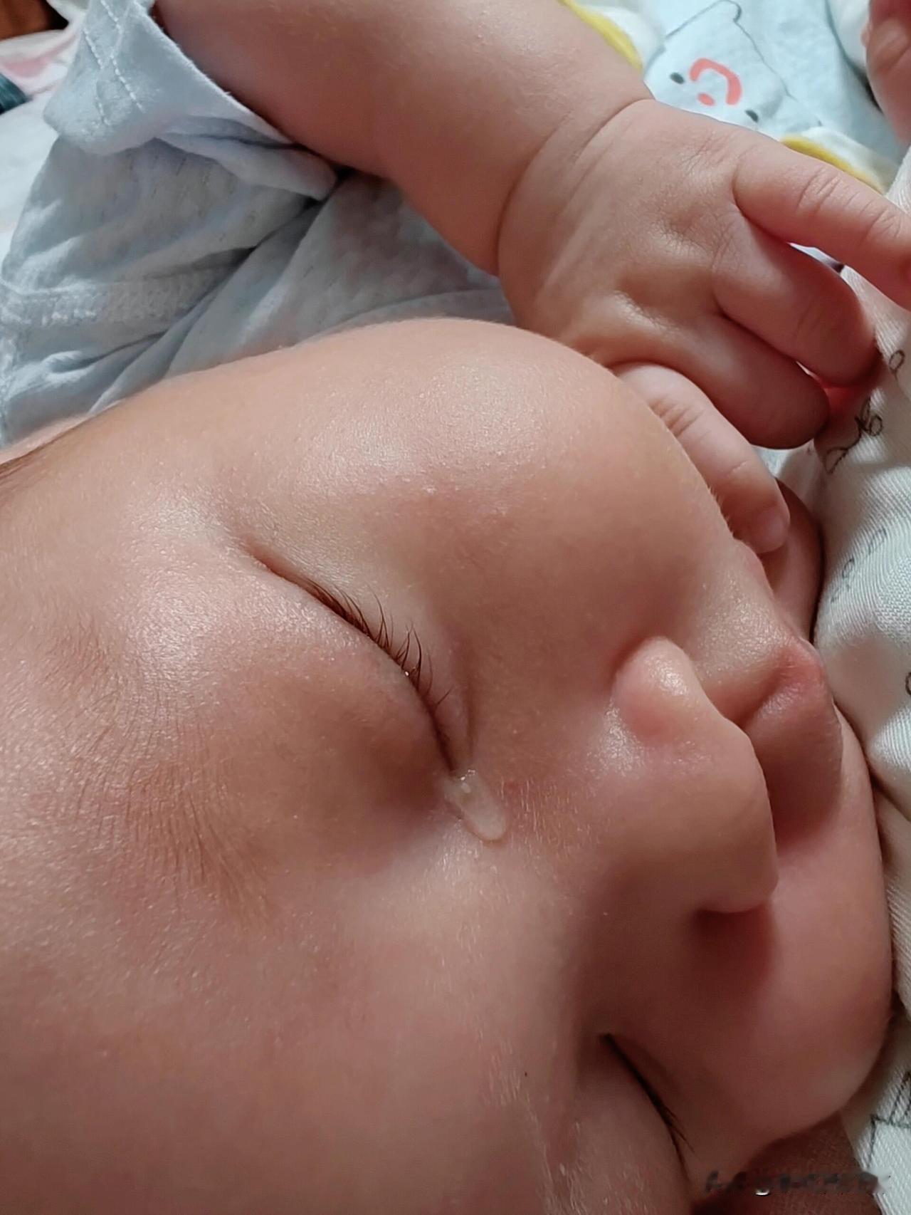 今晚因为吃奶不专心我生气了，然后把娃扔给了娃爸和奶奶，自顾自的洗漱去了，他哭的撕