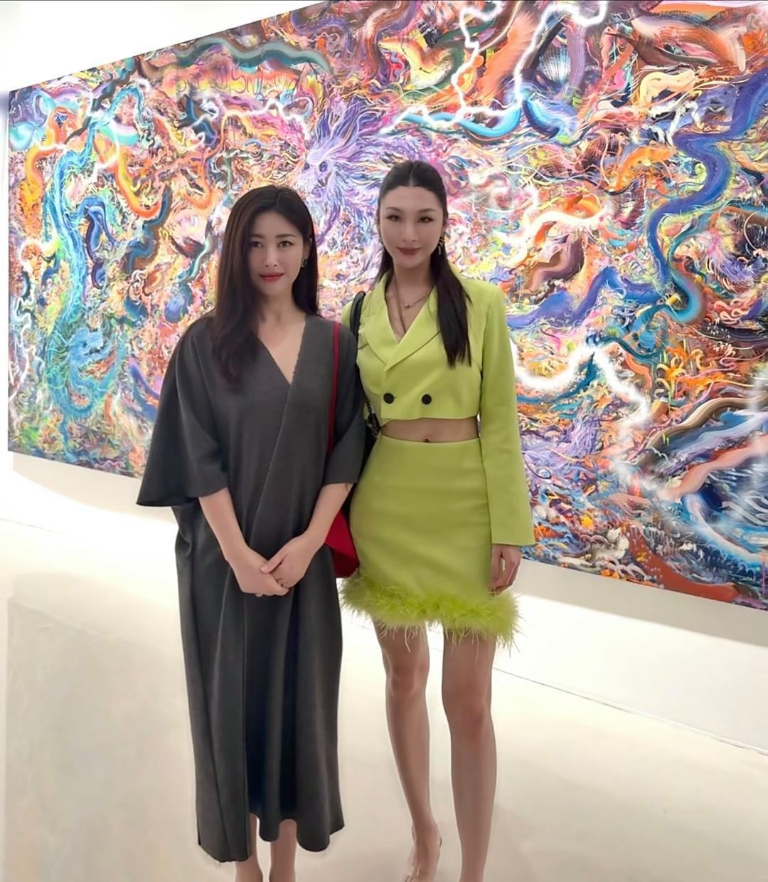 40岁朱珠去看画展，穿着简单服装显高端又好时尚，一身名牌，妥妥的富婆，身材和长相