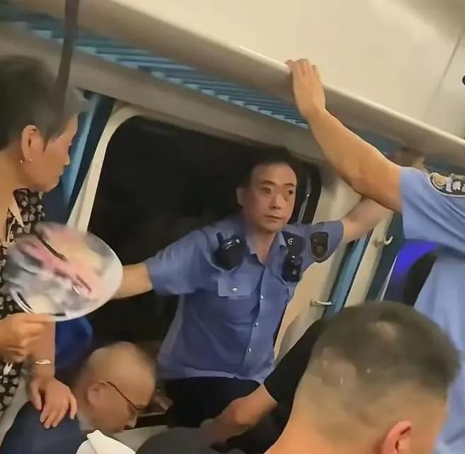 很多人不理解为什么K1373次列车工作人员不开窗通风。其实如果你是在体制内工作的