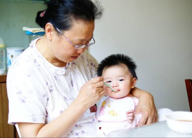 奶奶喂婴儿吃肉? 这可能毁了孩子的肠胃!