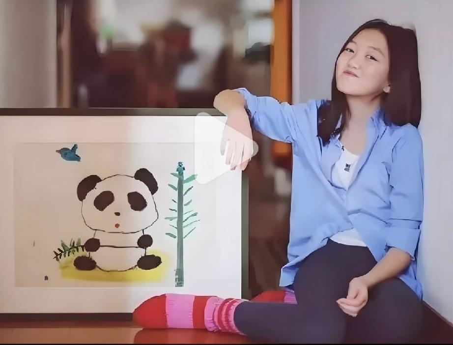 李嫣画的熊猫咪咪好可爱，爱笑的李嫣是个与福善有缘的女孩子。
