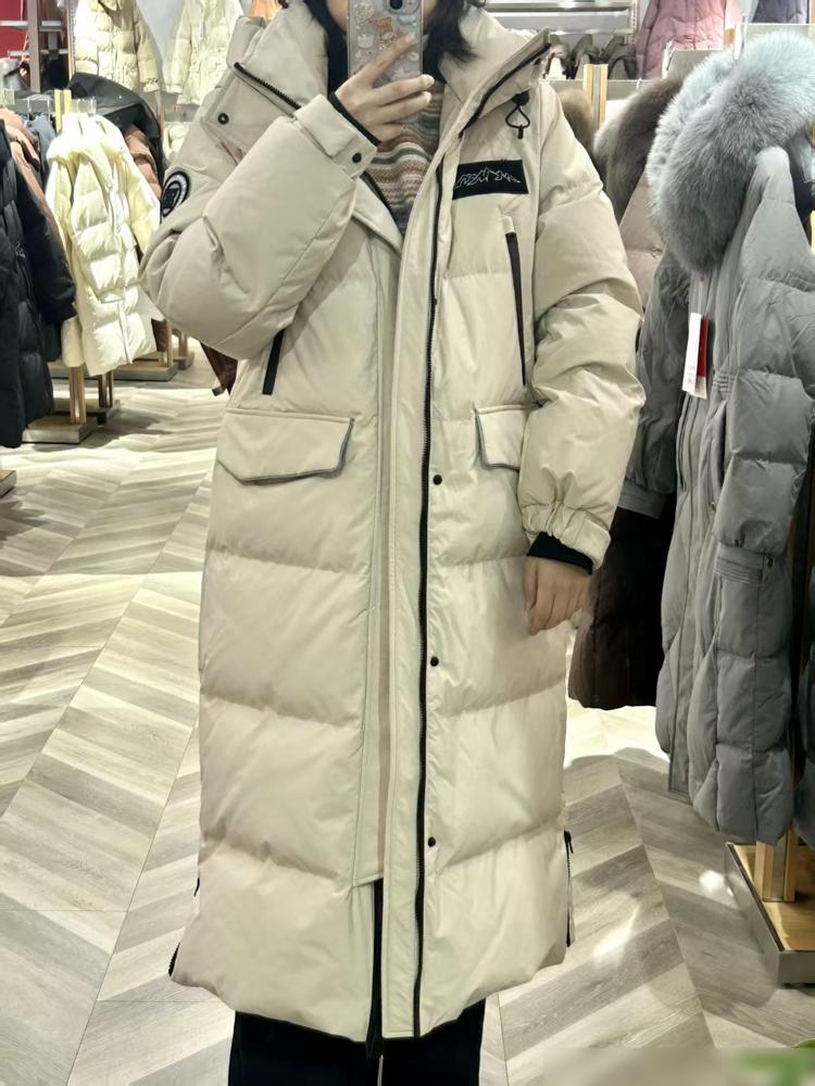 我在实体店看上了一件雪中飞羽绒服，要1299元，上网一查同款的也是雪中飞品牌才6