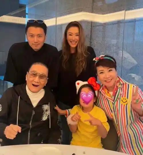 “谢贤遗嘱曝光，炸了锅了。1个亿的遗产，90%给了前儿媳张柏芝和两个孙子，亲