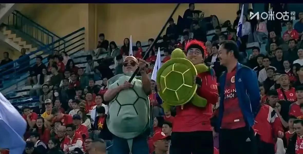 这可不是泰山球迷教的国安客场比赛，看台上出现了一下中超联赛独有的看点。有国安球