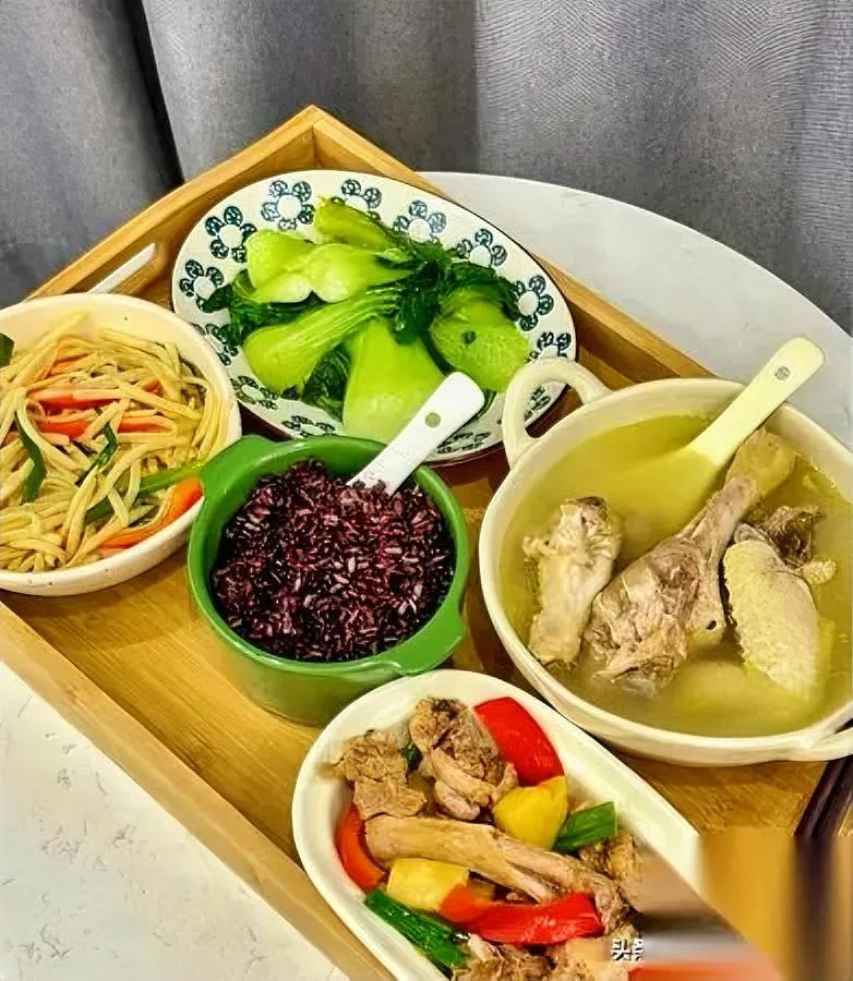 女儿刚生完娃。我连夜坐火车去照顾。可她第一句话就让我胸口发闷——亲家母提了箱
