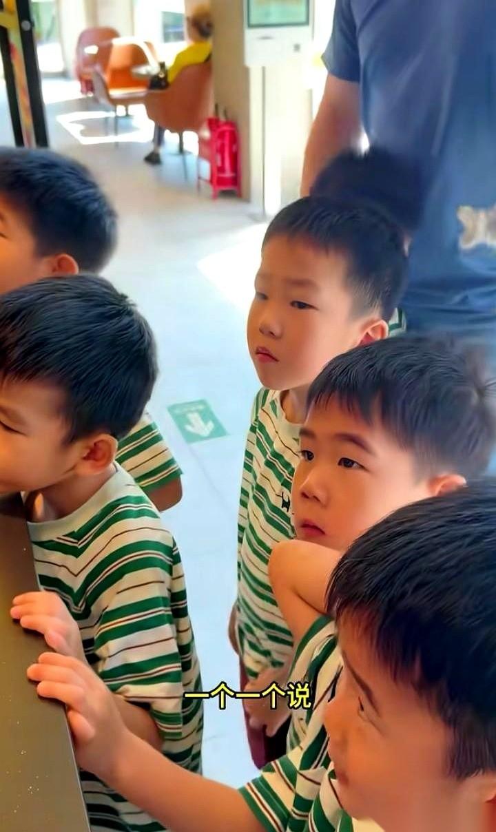 七个连狗都嫌年纪的小男孩凑一桌吃饭，居然没把饭馆房顶掀了。不但没掀，人家七小只