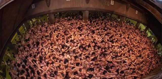 日本真是一个淫乱变态的国家啊！不以为耻，反以为荣。在一个现代国家里，上万男人