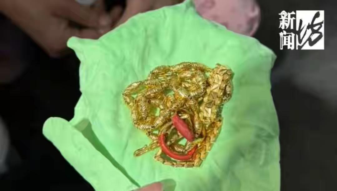 这可是黄金呀上海一女士将旧衣服抱去丢了过了10来天，女士的母亲才给她说：衣服