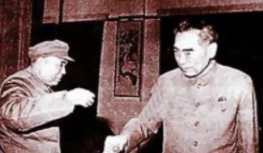 1985年，许世友将军卧病在床，趁旁边无人陪护时，用毛巾勒住自己的脖子死死拉紧，