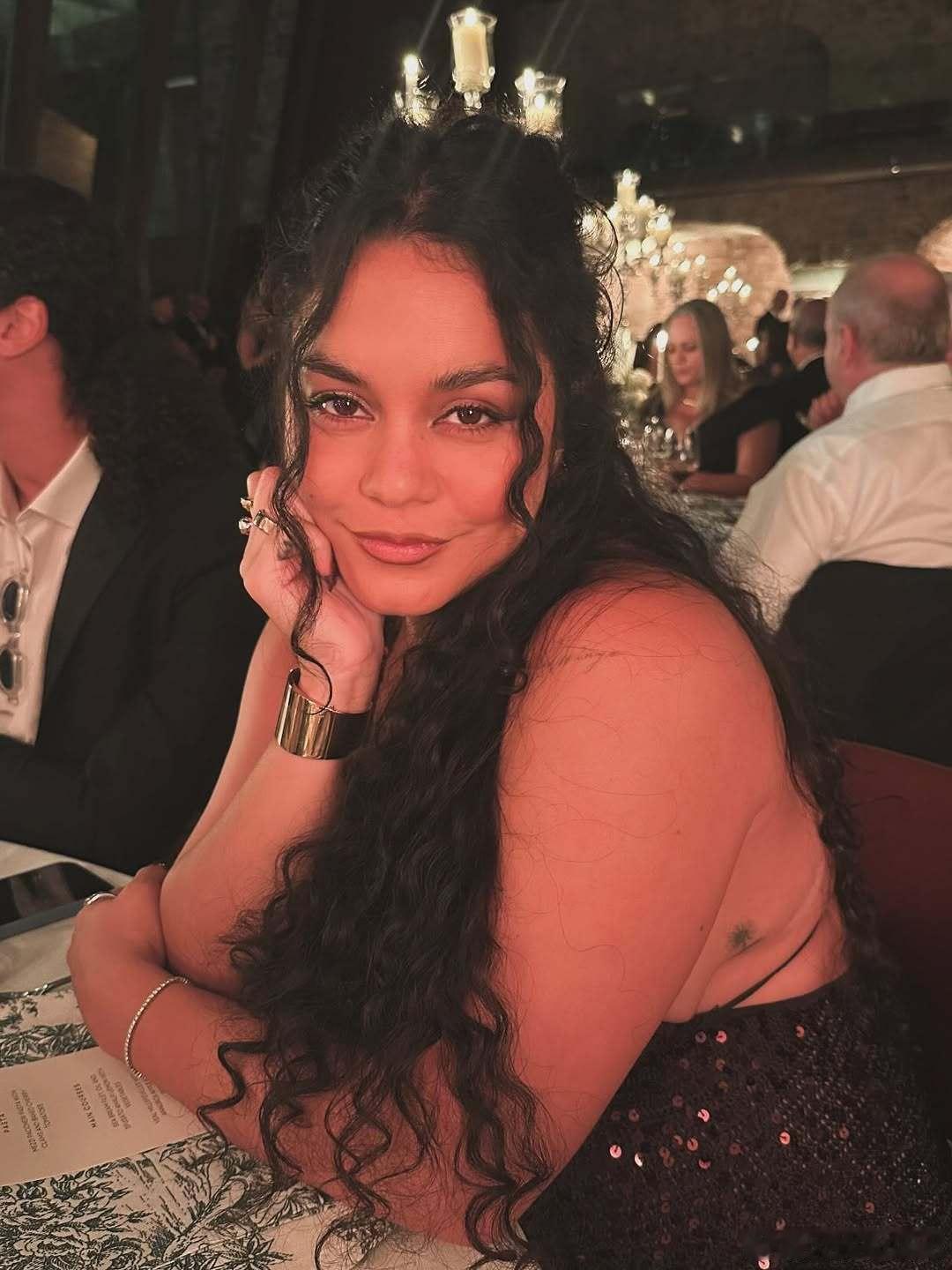 vanessahudgens凡妮莎哈金斯分享新照，挺着孕肚和老公Coletu