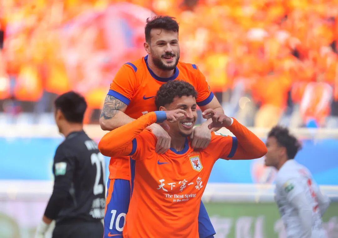 球迷：说个可能挨骂的事情，山东泰山这个赛季最大的错误之一就是续约了瓦科。并不是