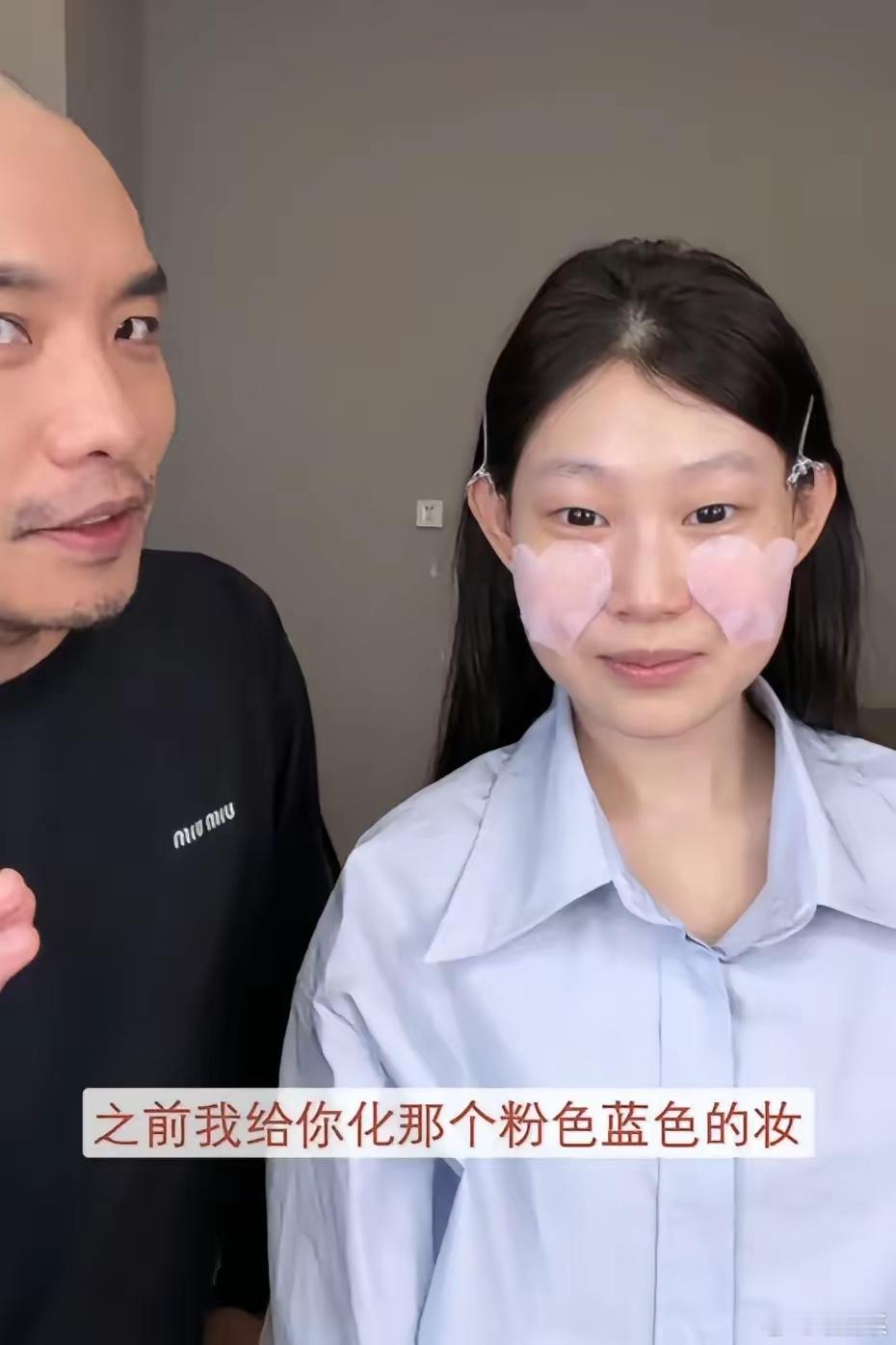 这是小沈阳的女儿沈佳润没化妆之前。据说沈佳润请的化妆师化一次妆要2万元。看看化了