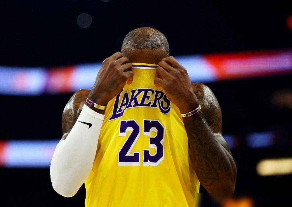 输球矛头指向詹姆斯，这是詹姆斯职业生涯第一次！这次是湖人主帅雷迪克在内部会议