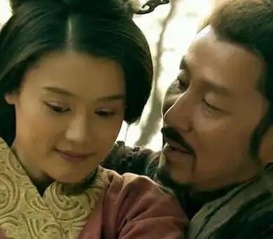 为什么正得刘邦宠爱的戚夫人见到吕雉时还是几乎没有犹豫就跪了下去？ 这个很小的