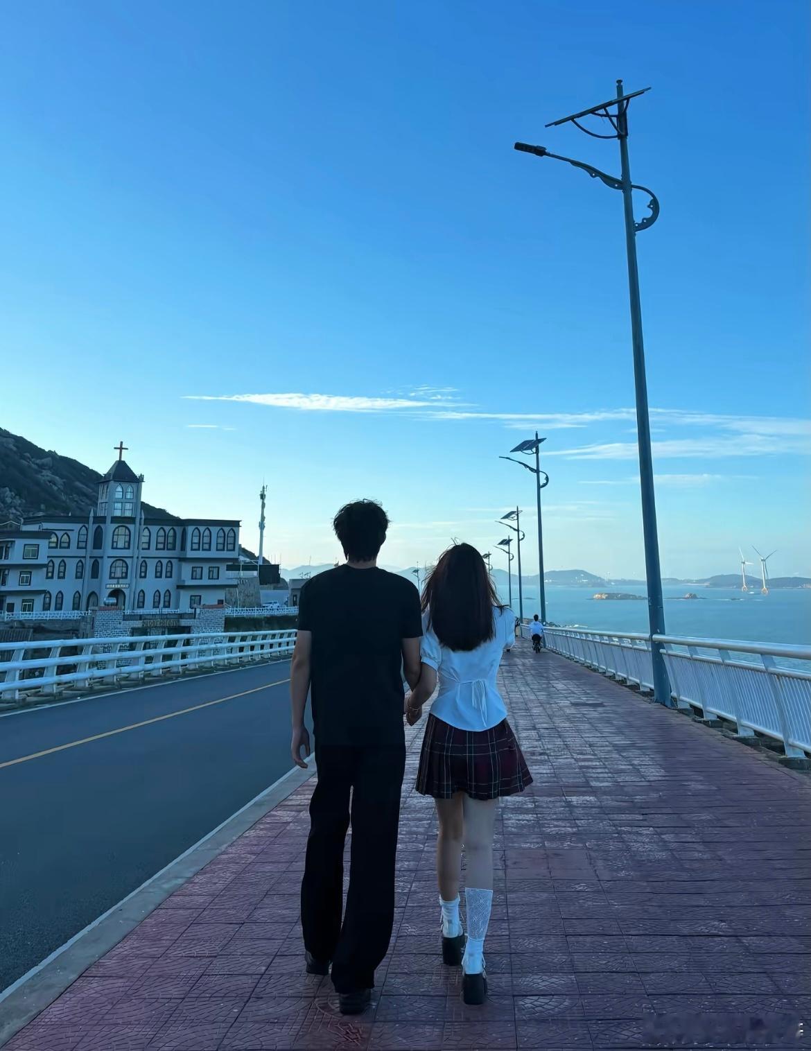 海边散步爱人好幸福