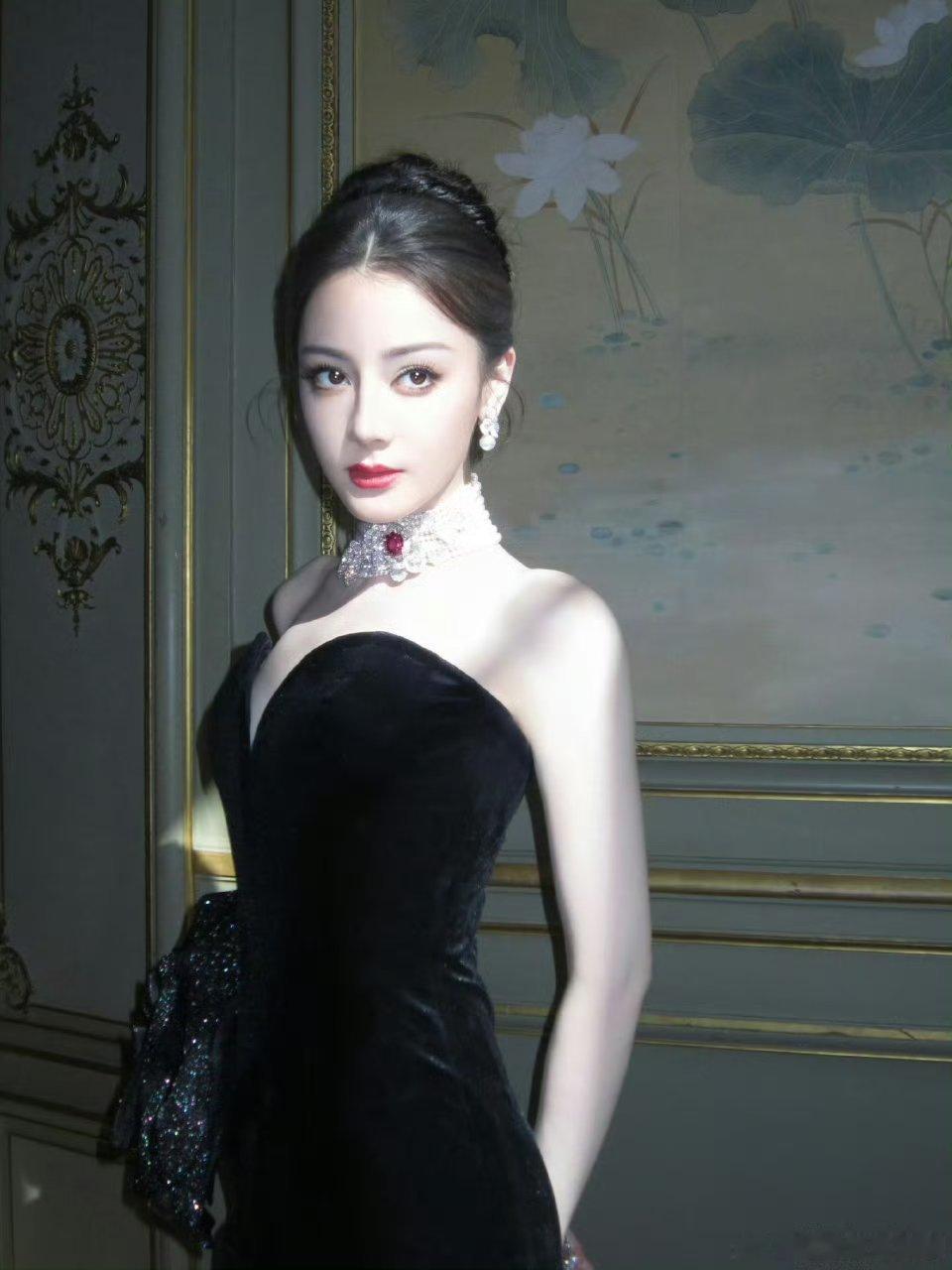 内娱黑裙标杆还是得看angelababy和迪丽热巴​​​