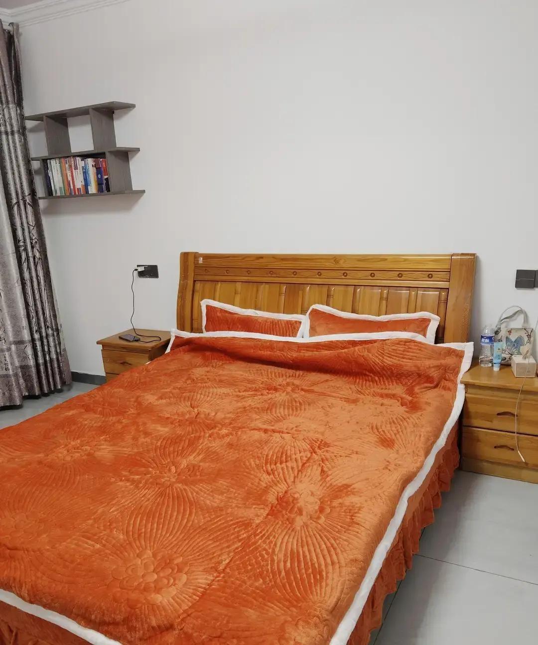 熊孩子把周日当成周六，熬夜等文具袋，结果第二天考试直接崩。家长拍视频说十点发现