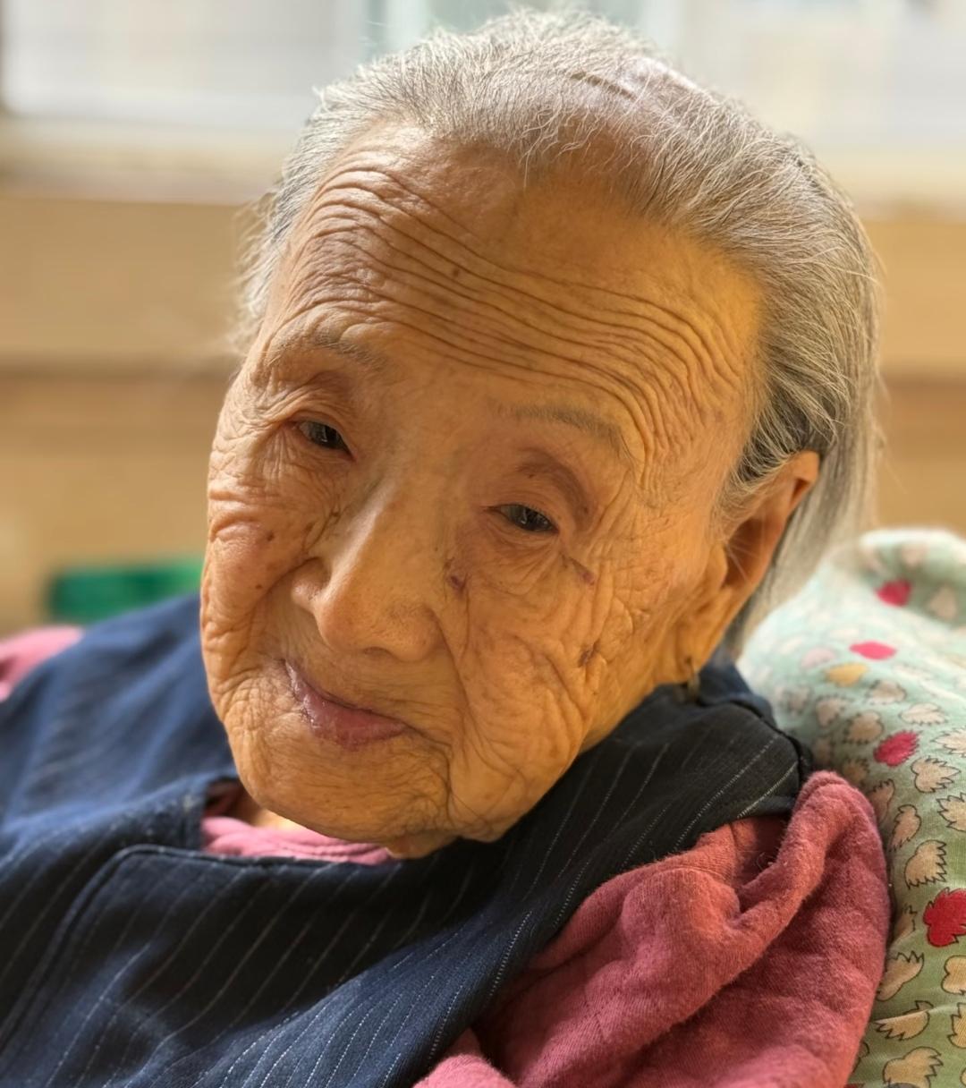 103岁的太奶奶生了五个儿子和三个女儿，去年八个儿女全部相继离世，身边连一个能叫